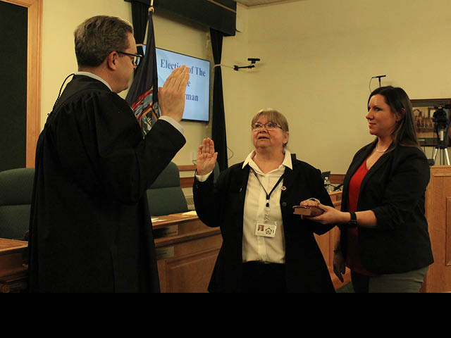 Pictured from left with Hon. Nazarian are Vice Chairwoman Chesbro and her daughter Jessica Hoyt in the legislative chambers