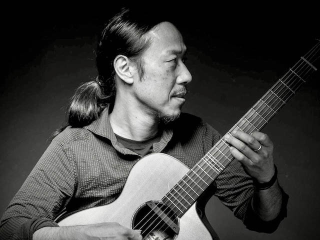 Hiroya Tsukamoto playing guitar