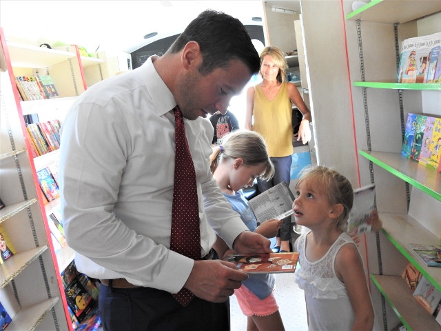 Oswego Bookmobile Hosts Mayor Barlow at Leighton Playground