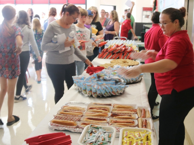 FJHS Welcomes 7th Graders During Picnic