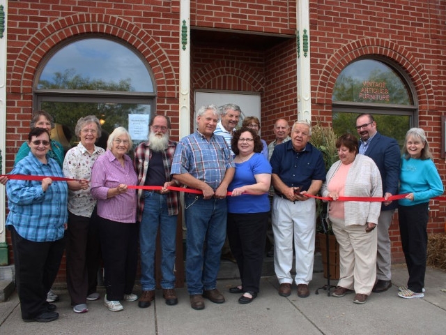 Bishop's Palace Antiques Ribbon Cutting in Hannibal