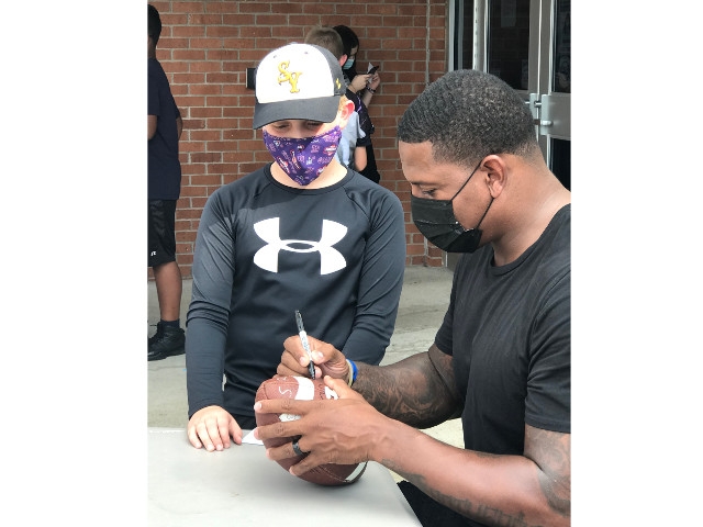 Former NFL Player Ed Dickson Visits APW Elementary School