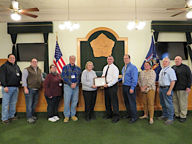 Sheriff Presented Certificate of Appreciation to Donna Calverase