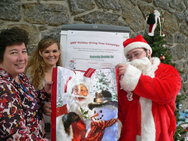 Exelon Employees Share Holiday Spirit with St. Luke Residents