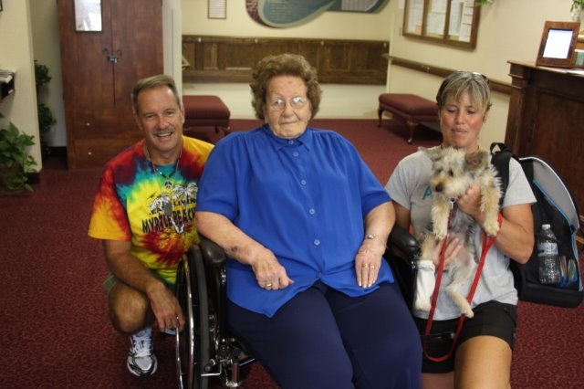 St. Luke resident enjoys summer visit from family