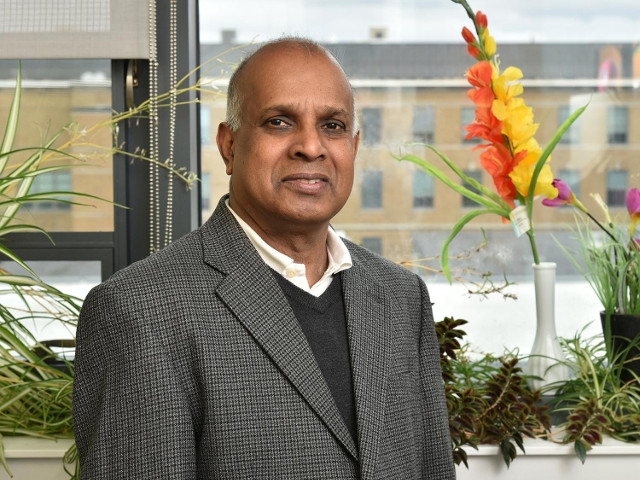 Ampalavanar Nanthakumar Earns Chancellor’s Award for Excellence in Teaching