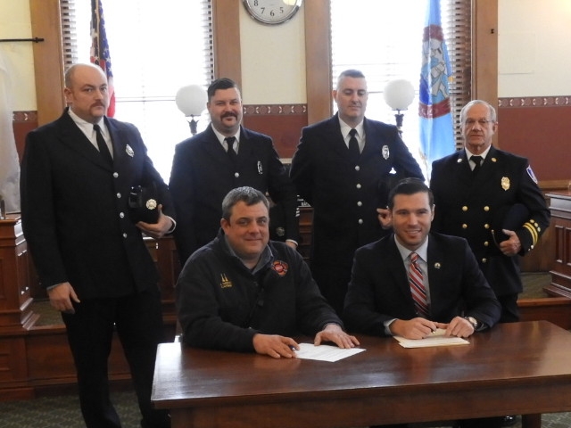 Mayor Barlow Signs Agreement With Fire Union to Benefit US Veterans