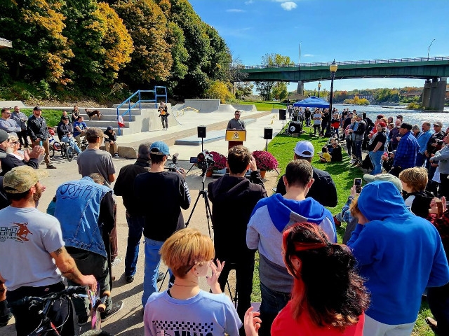 Mayor Barlow Opens New Skatepark in Oswego