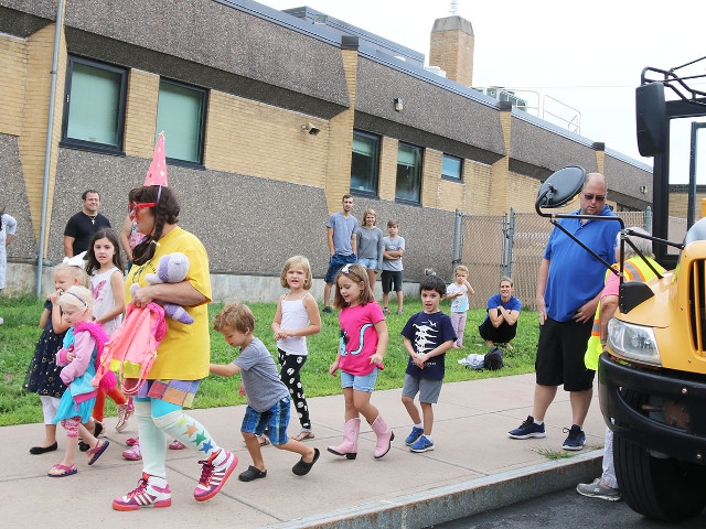 'Henrietta Know-it-All' Teaches Bus Safety Rules to OCSD Kindergarteners