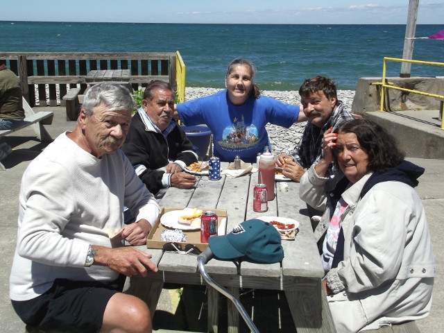 Residents of The Gardens Hold Rudy’s Outing