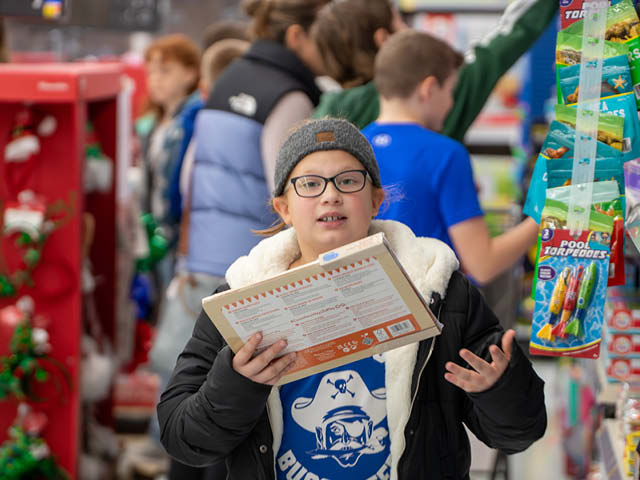 Kingsford Park Students Buy Holiday Gifts for Those in Need